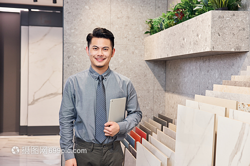 家居建材市场的男导购 专业与形象兼备的销售之道